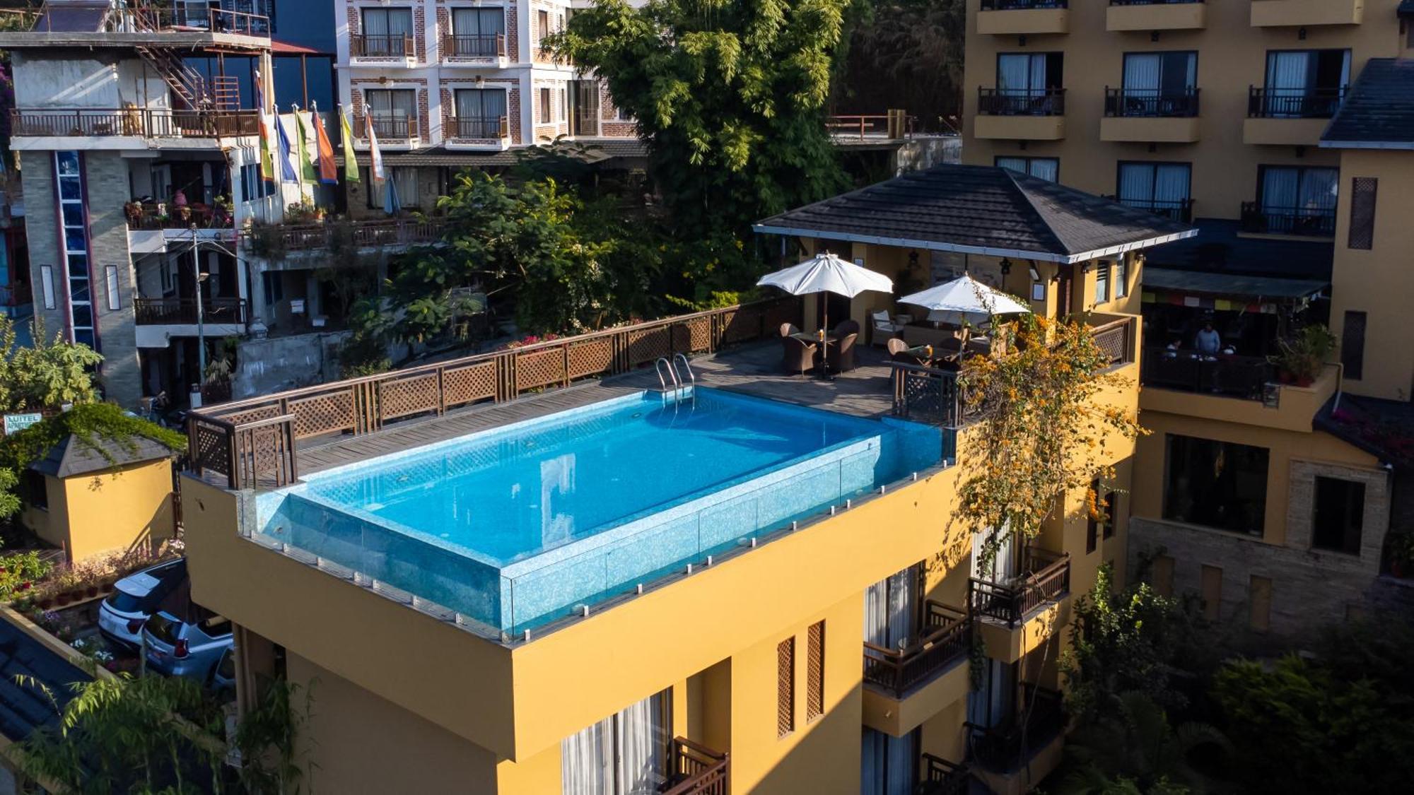 Bar Peepal Resort Pokhara Esterno foto Rooftop pool at the Hotel