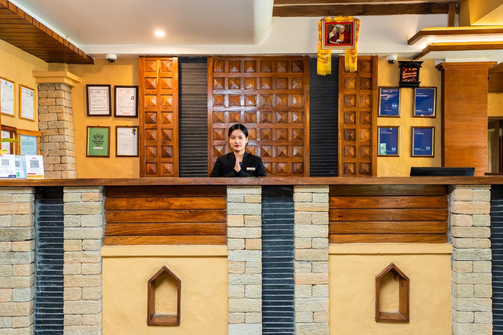 Bar Peepal Resort Pokhara Esterno foto Reception at the hotel