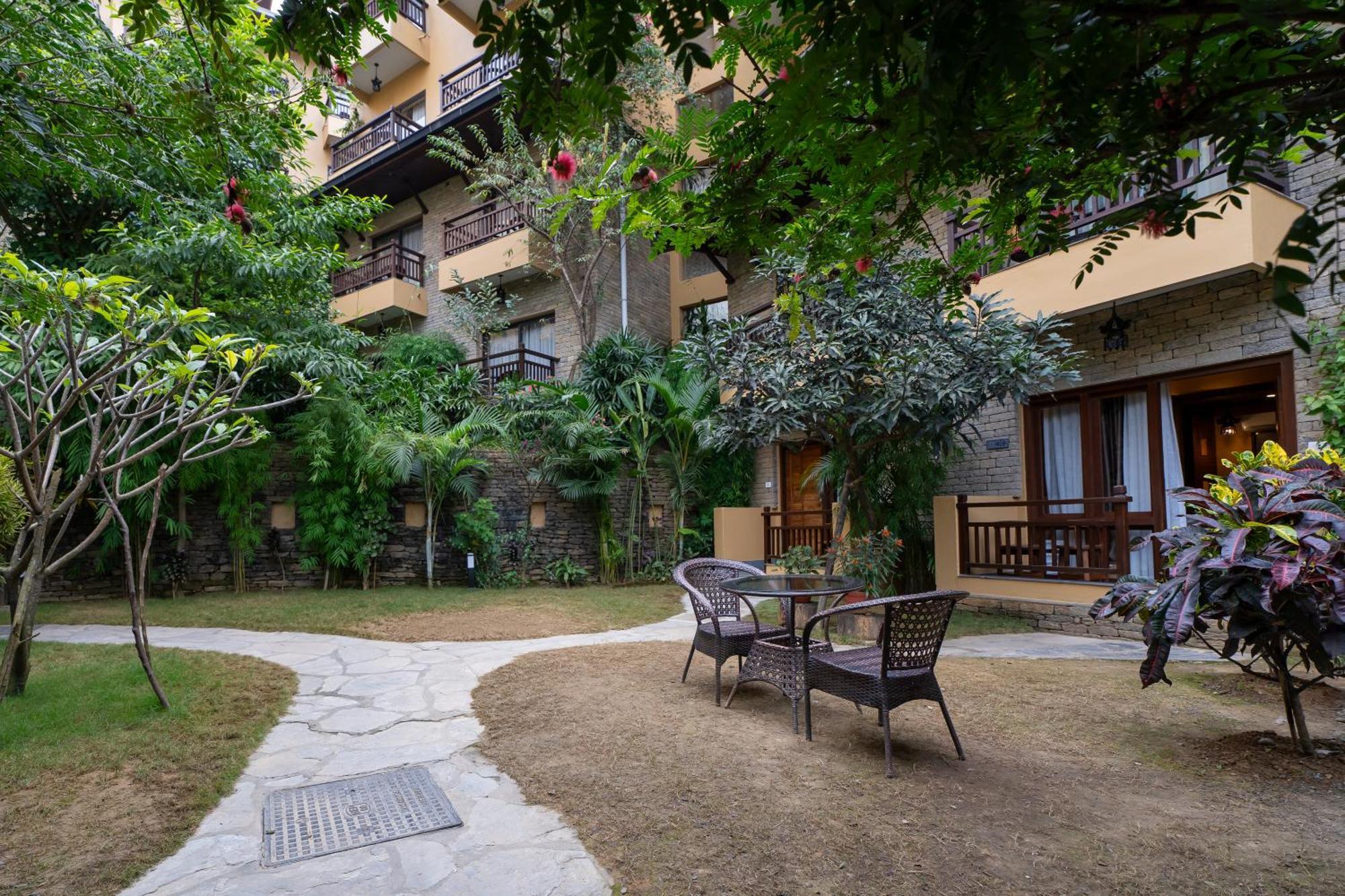 Bar Peepal Resort Pokhara Esterno foto The hotel's garden